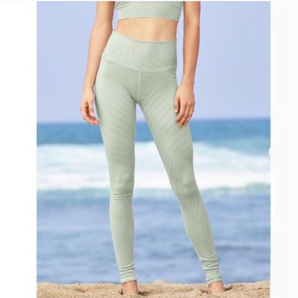 🤍 EUC Worn Once Alo Yoga High Rise 7/8 Length Pistachio Waves Airbrush Leggings - Picture 1 of 5